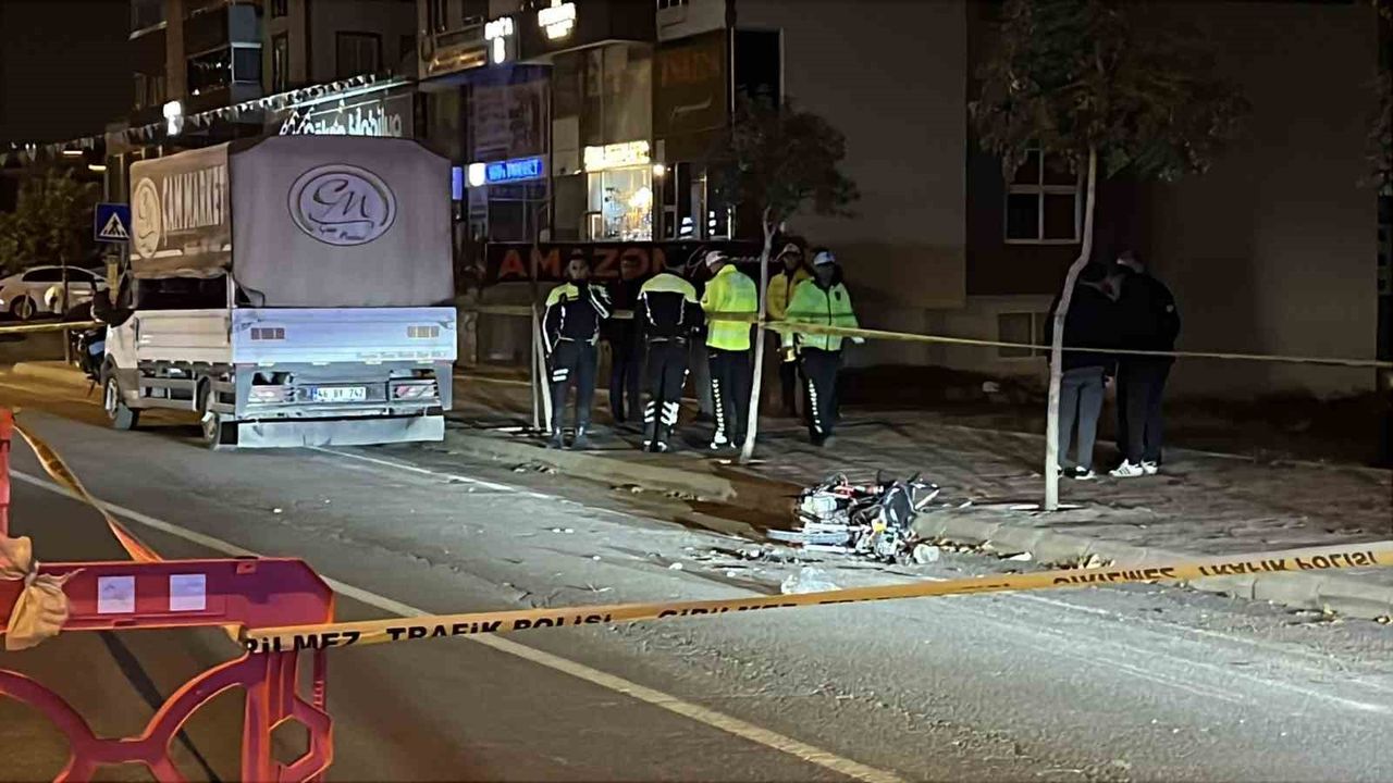 Kahramanmaraş'ta polisten kaçan motosiklet kamyonete çarptı: 1 ölü, 1 yaralı