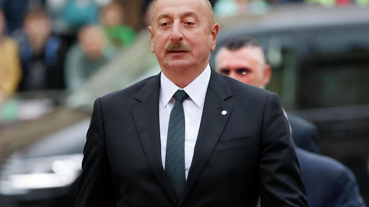 Azerbaycan'dan 31 Türk vatandaşına giriş yasağı: Listede tanınmış isimler var