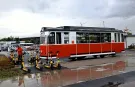 Scooterlar nostaljik tramvayı durdurdu