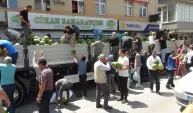 Ahlatlı Hayırsever Çiftçiden Örnek Davranış: 30 Ton Karpuzu Ücretsiz Dağıttı