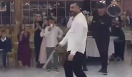 Düğünde eline kılıçla oynayan adam neredeyse çocukları yaralıyordu! İşte o anlar