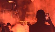 Galatasaray Kocaeli’de coşkuyla karşılandı: Taraftarlardan meşaleli karşılama