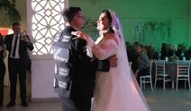 Görenleri şaşkına çeviren düğün: Damat ceketini reklam panosuna çevirdi!