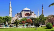 Ayasofya'da yüksek sesle İncil okuyan 2 turist gözaltına alındı