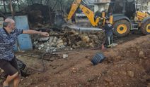Antalya'da "Hayalet Traktör" Dehşeti: Sürücüsüz Çalışıp Alev Topuna Döndü, Ahıra Daldı