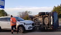 İçinde 4 yaşındaki çocuk bulunan otomobili kaçırdığı iddia edildi: 3 kişi yaralandı