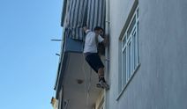 Antalya'da ev sahibi evini ateşe verdiği iddiasıyla gözaltına alındı: Genç kiracı kediyi kurtardı!