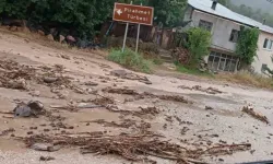 Sağanak yağış hayatı felç etti! Erzincan-Gümüşhane karayolu kapandı!