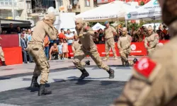 Manisa'da 30 Ağustos coşkusu: Komandoların gösterisi büyük beğeni topladı