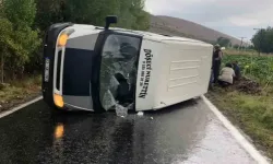 Afyonkarahisar'da işçileri taşıyan minibüs devrildi: Çok sayıda yaralı var!