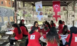 Kızılay'ın Çamkoru kampında depremzede öğrenciler bir araya geldi