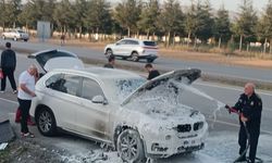 Ankara’da lüks otomobil bir anda yandı