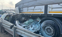 Ankara'da Feci Kaza: Tıra Çarpan Otomobilde 2 Kişi Hayatını Kaybetti