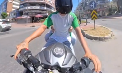 Genç motorcu, arkasına babasını aldı, yüksek hız yapınca babanın söyledikleri kırdı geçirdi...