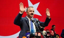 Yavuz Ağıralioğlu hem sağa hem sola göz kırptı! Divan Toplantısı öncesi dikkat çeken ayrıntı