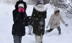 Erzurum'da yoğun kar yağışı nedeniyle okullar tatil edildi