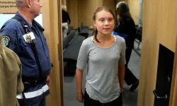 Sumud aktivisti Greta’ya İsrail’dan Nazi işkencesi: Yerde sürüklendi, zorla İsrail bayrağı öptürüldü!