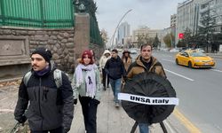 Vize mağduru öğrencilerden Ankara’da çelenkli protesto