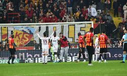 Kayserispor-Galatasaray maçında sahaya giren taraftar, Muslera ve Sanchez ile fotoğraf çektirdi