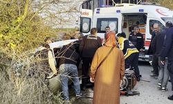 Sakarya’da feci kaza: Anne ve oğlu hurdaya dönen araçta can verdi