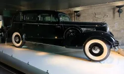 Anıtkabir’de sergilenen siyah Cadillac ziyaretçilerin ilgi odağı