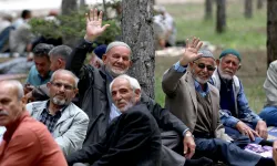 AK Parti MYK toplanıyor: Emekli ikramiyesi için iki zam seçeneği masada!