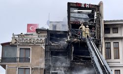 Eminönü'nde Korkutan Yangın! Tarihi Bina Alevlere Teslim Oldu