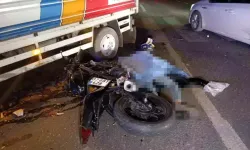 Manavgat’ta ters yöne giren kamyonet motosiklete çarptı! 19 yaşındaki genç hayatını kaybetti