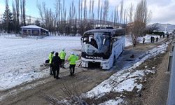 Afyon’dan acı haber…Yolcu otobüsü devrildi: 1 ölü, 25 yaralı