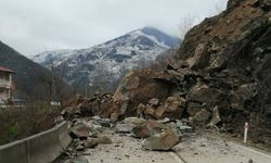 Ordu’da heyelan felaketi!  Karayolu ulaşıma kapandı