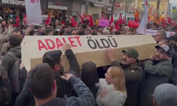 İzmir'de İmamoğlu için dikkat çeken tabutlu protesto: "Adalet öldü"