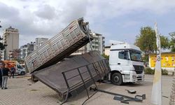 Adana’da facianın eşiğinden dönüldü: Damperi açılan tır üst geçidi parçaladı