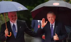 Cumhurbaşkanı Erdoğan Arnavutluk’ta... “Spor ayakkabı giyiyorsun” sözleri güldürdü