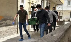 Ev sahibi kira için geldi satırla parçalanmış cesetle karşılaştı!