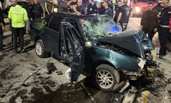 Zonguldak'ta feci kaza:Refüje çarpan otomobilde 1’i ağır 4 yaralı