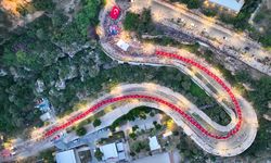 400 metrelik dev Türk bayrağı ile ’Fener Alayı’ düzenlendi