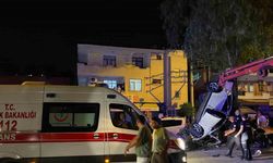 Adana’da kontrolden çıkan otomobil refüjde asılı kaldı