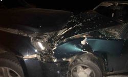 Antalya’da kafa kafaya çarpışan iki araçta 3 kişi yaralandı