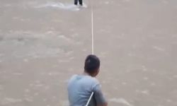 Çakıt Çayı'nda korku dolu anlar! Su seviyesi yükselince mahsur kaldılar