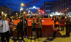 Erzurumlu gençler spor bayramında meşaleli yürüyüş gerçekleştirdi