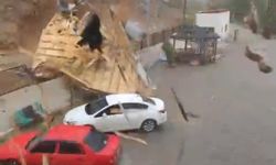 Fırtınadan uçan çatı araçların yanına düştü