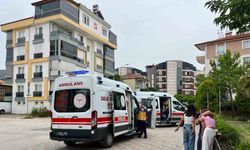Liseli kızların kavgasını ayırmak isteyen 2 kız bıçaklandı