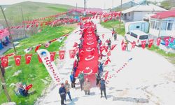 Sivas'ın o köyünde 24 metrelik Türk bayrağıyla yürüyüş gerçekleştirildi