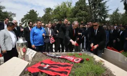 Gençlerbirliği’nin şampiyonluk kupası Anıtkabir ve İlhan Cavcav’ın kabrine taşındı