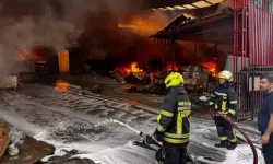 Mersin’de Fabrika Yangını: Yol Ulaşıma Kapatıldı Patlama Sesleri Duyuldu