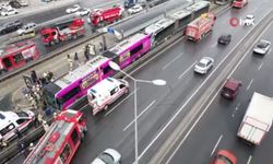İstanbul'da iki metrobüs çarpıştı: Çok sayıda yaralı var!