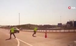 ’Dur’ ihtarına uymadı, polis memuruna çarpıp kaçtı! O anlar kamerada