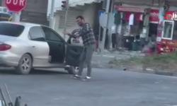 Alkollü şahıs aracından indi, trafikte dans etti: O anlar kamerada