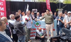 Emekliler TÜİK önünde taleplerini dile getirdi