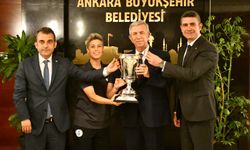 Haymana Spor’un şampiyonluk kupası Mansur Yavaş’a takdim edildi